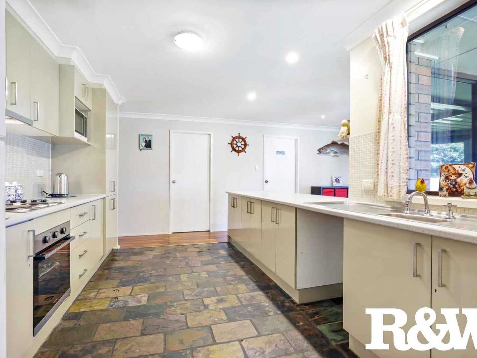 52 Leicester Way St Clair 52 Leicester Way St Clair