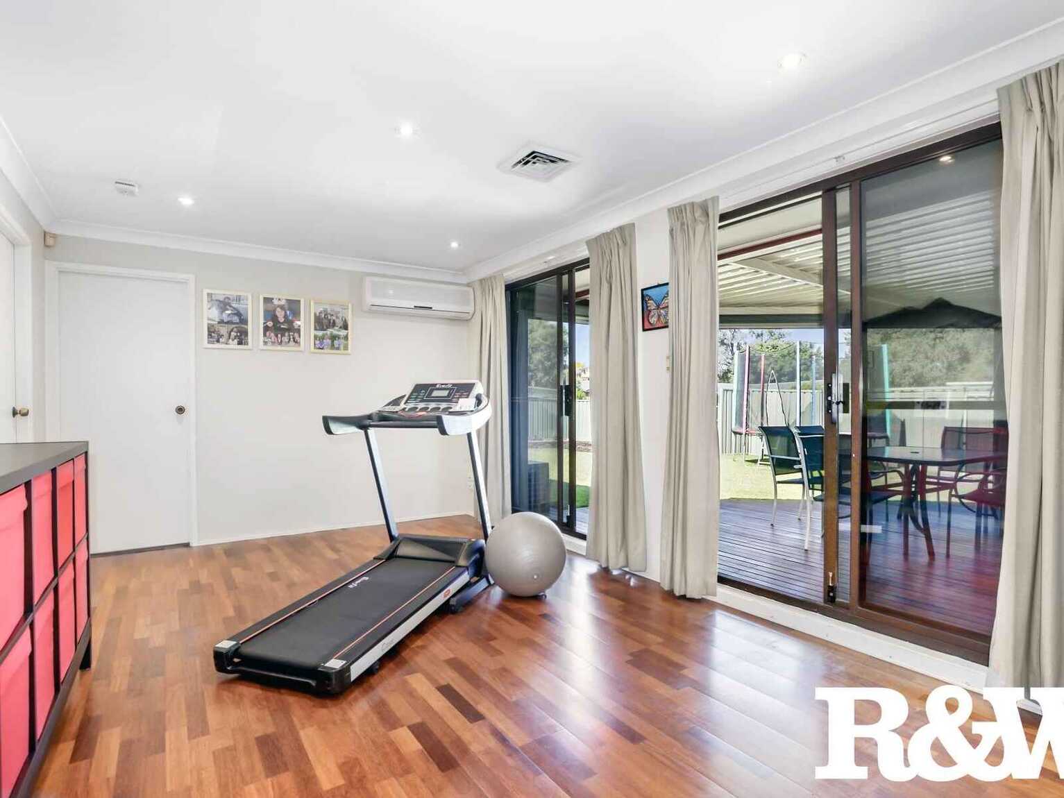 52 Leicester Way St Clair 52 Leicester Way St Clair