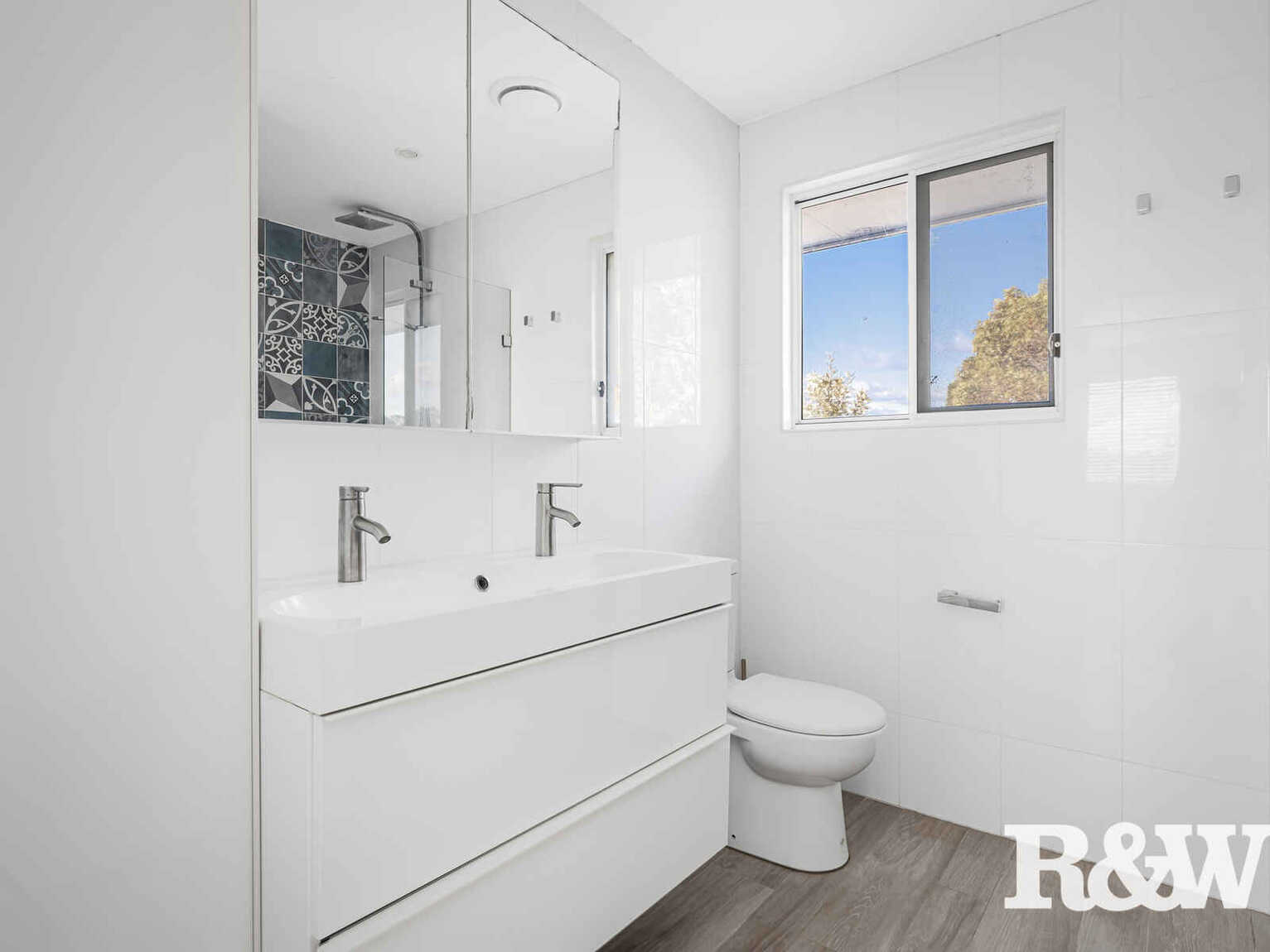 24 Madison Circuit St Clair