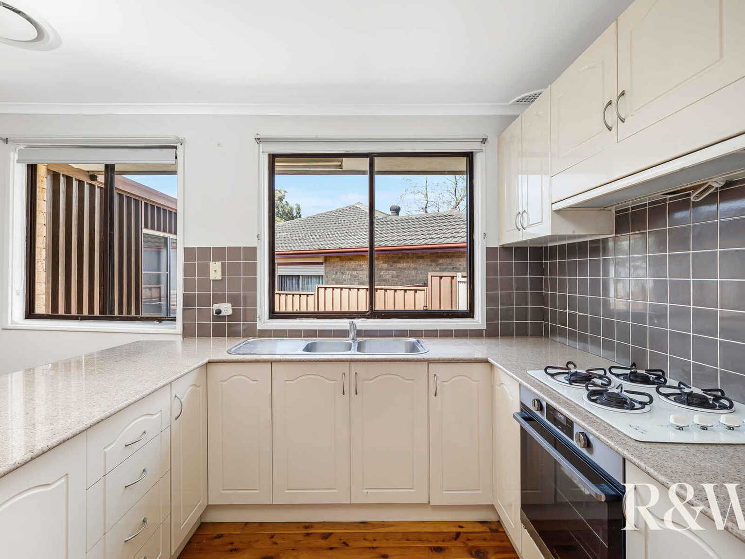 34 Alexandra Circuit St Clair