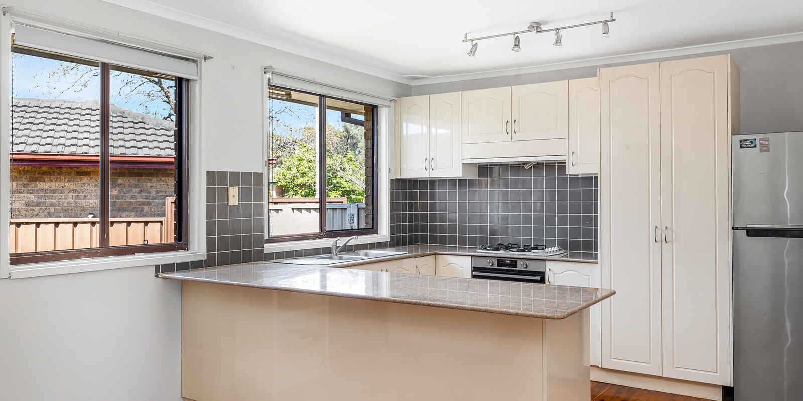 34 Alexandra Circuit St Clair
