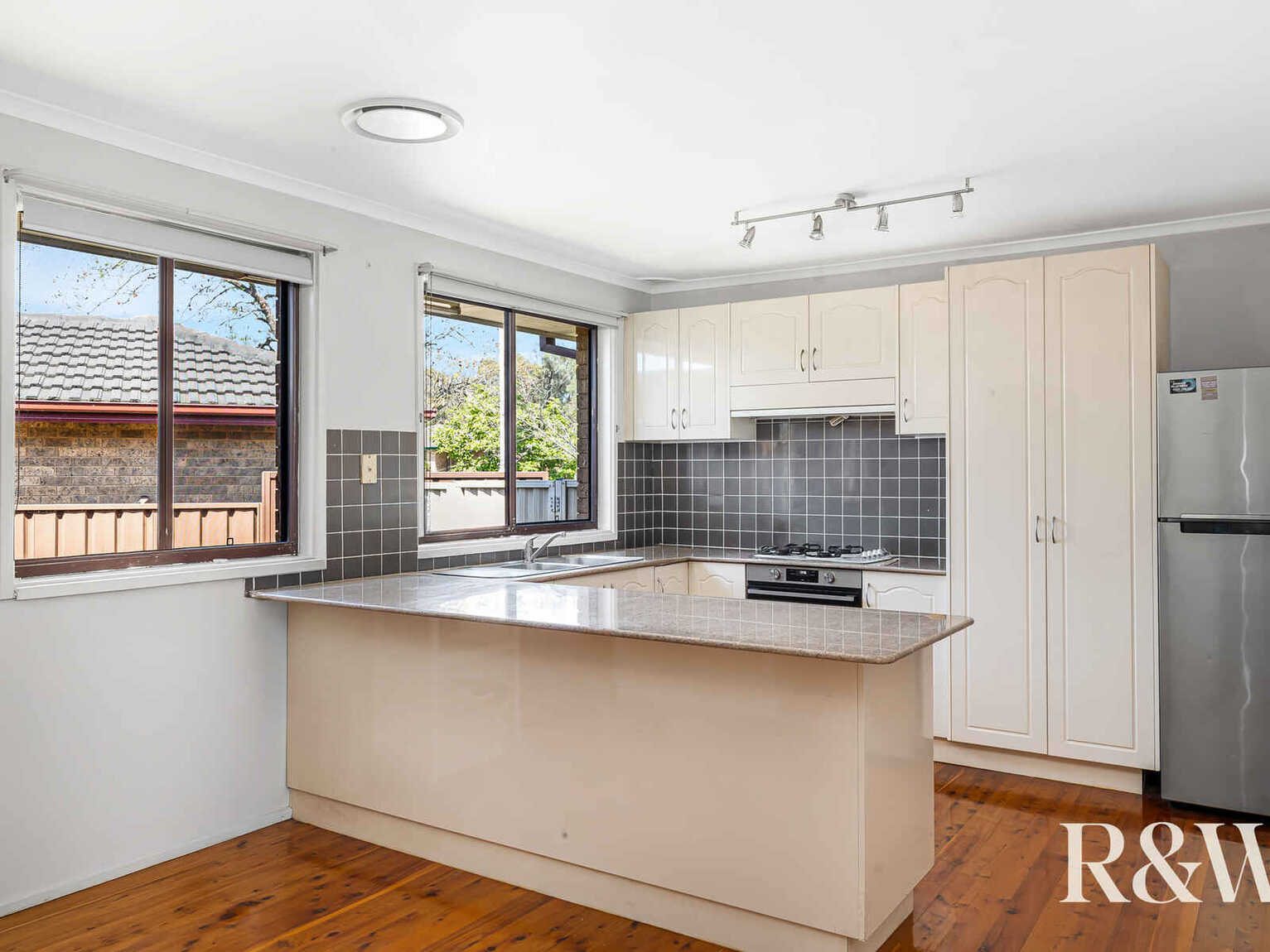34 Alexandra Circuit St Clair