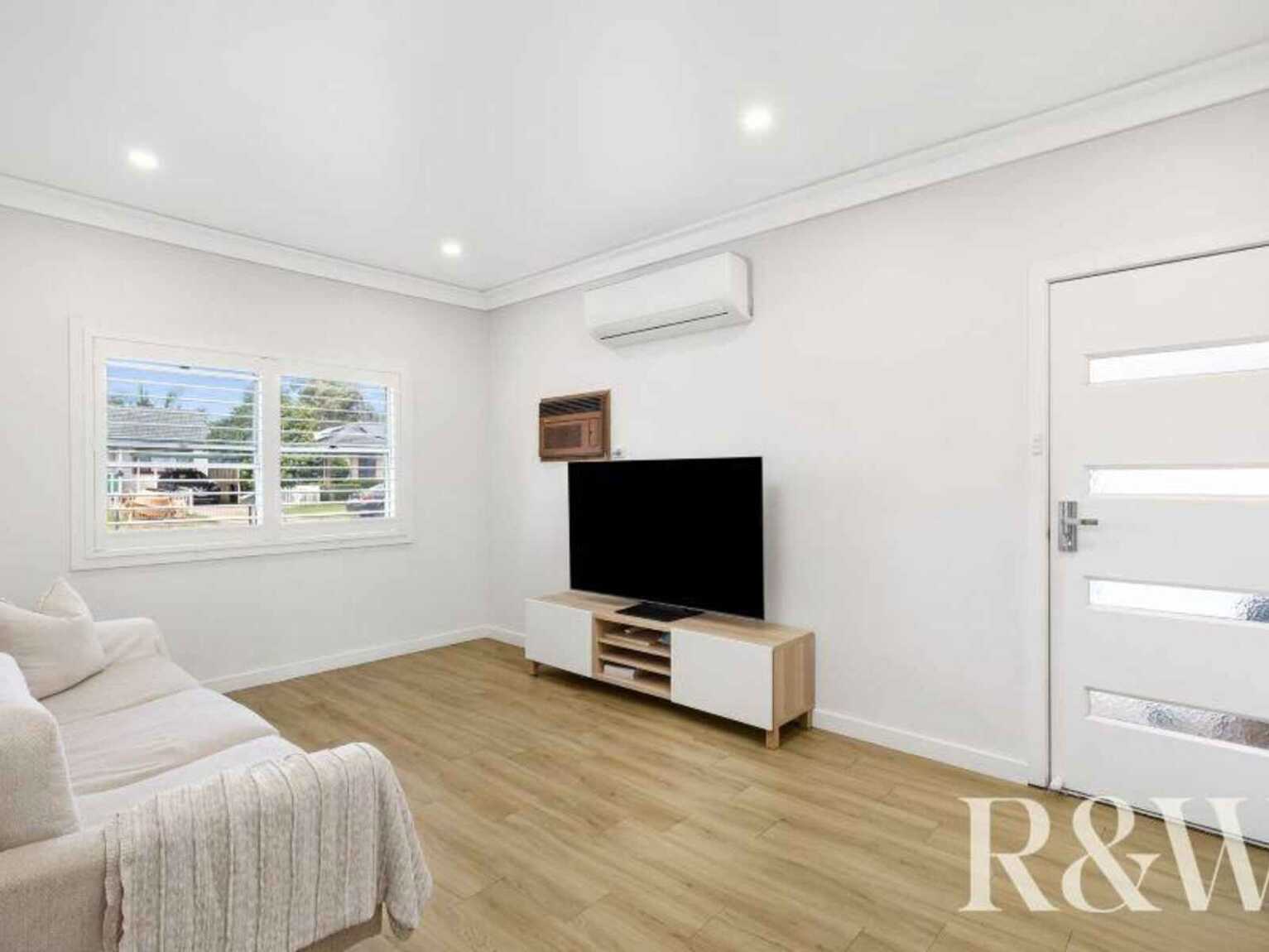 16 Dan Crescent Colyton