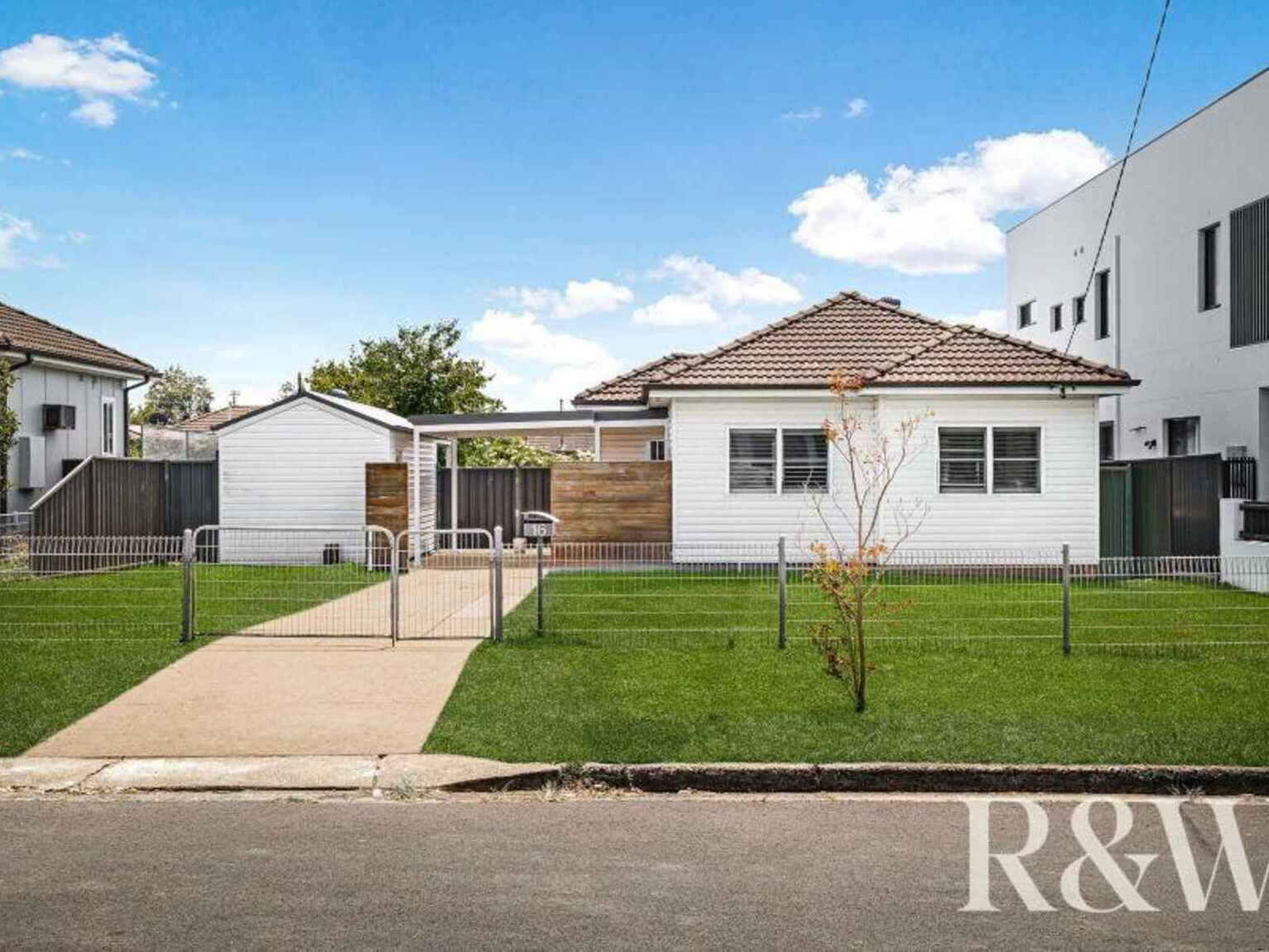 16 Dan Crescent Colyton